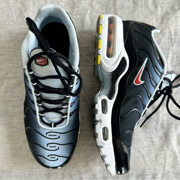 Nike Shoes - NIKE AIRMAX PLUS TN - WMS 8